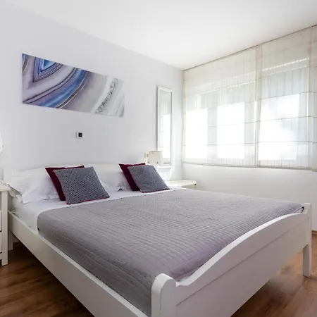 Splitstay - Spacious & Peaceful, 15 Min Walk To Old Town * 斯普利特