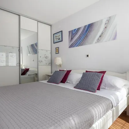 Splitstay - Spacious & Peaceful, 15 Min Walk To Old Town * 斯普利特