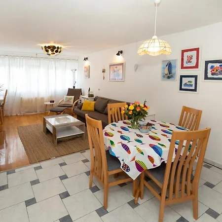 Splitstay - Spacious & Peaceful, 15 Min Walk To Old Town * 斯普利特