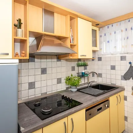 Splitstay - Spacious & Peaceful, 15 Min Walk To Old Town * 斯普利特
