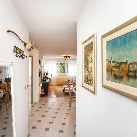 Apartment Spacious - Balcony & Near Old Town Split