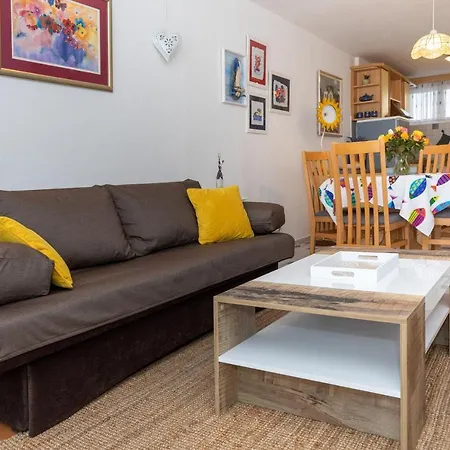 Spacious - Balcony & Near Old Town Apartment