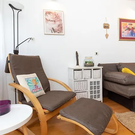 Spacious - Balcony & Near Old Town Apartment *
