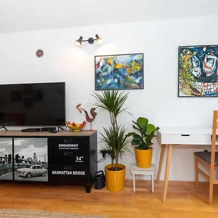 Spacious - Balcony & Near Old Town Apartment *